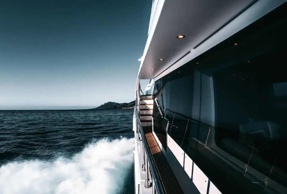 Yacht auf dem Meer mit Hero-Glas