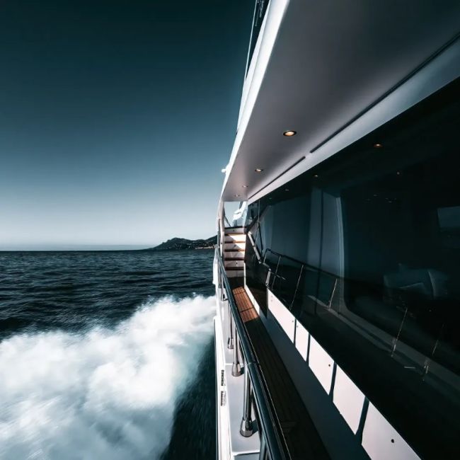 Glazing of luxury yachts