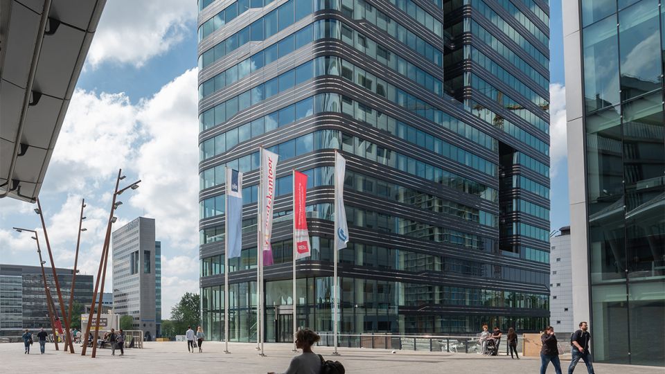 Verglastes Hochhaus in der Stadt