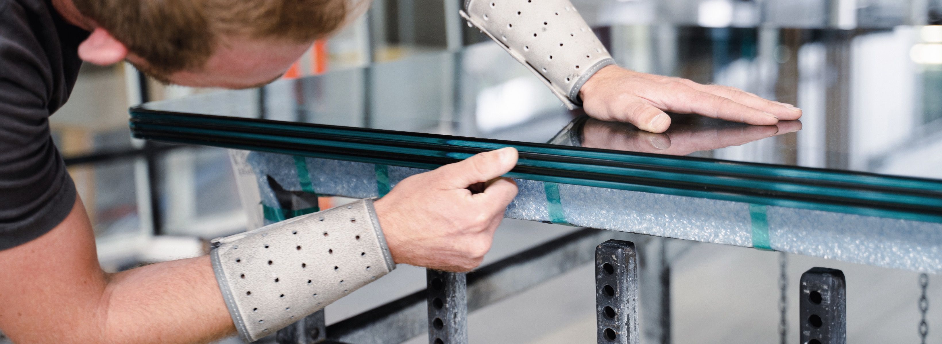 Hero-Glas Mitarbeiter prüft Glasscheiben