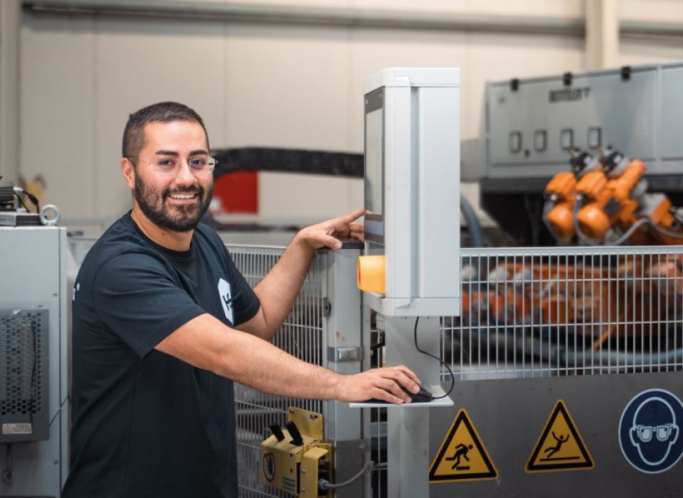 Mitarbeiter an einer Maschine