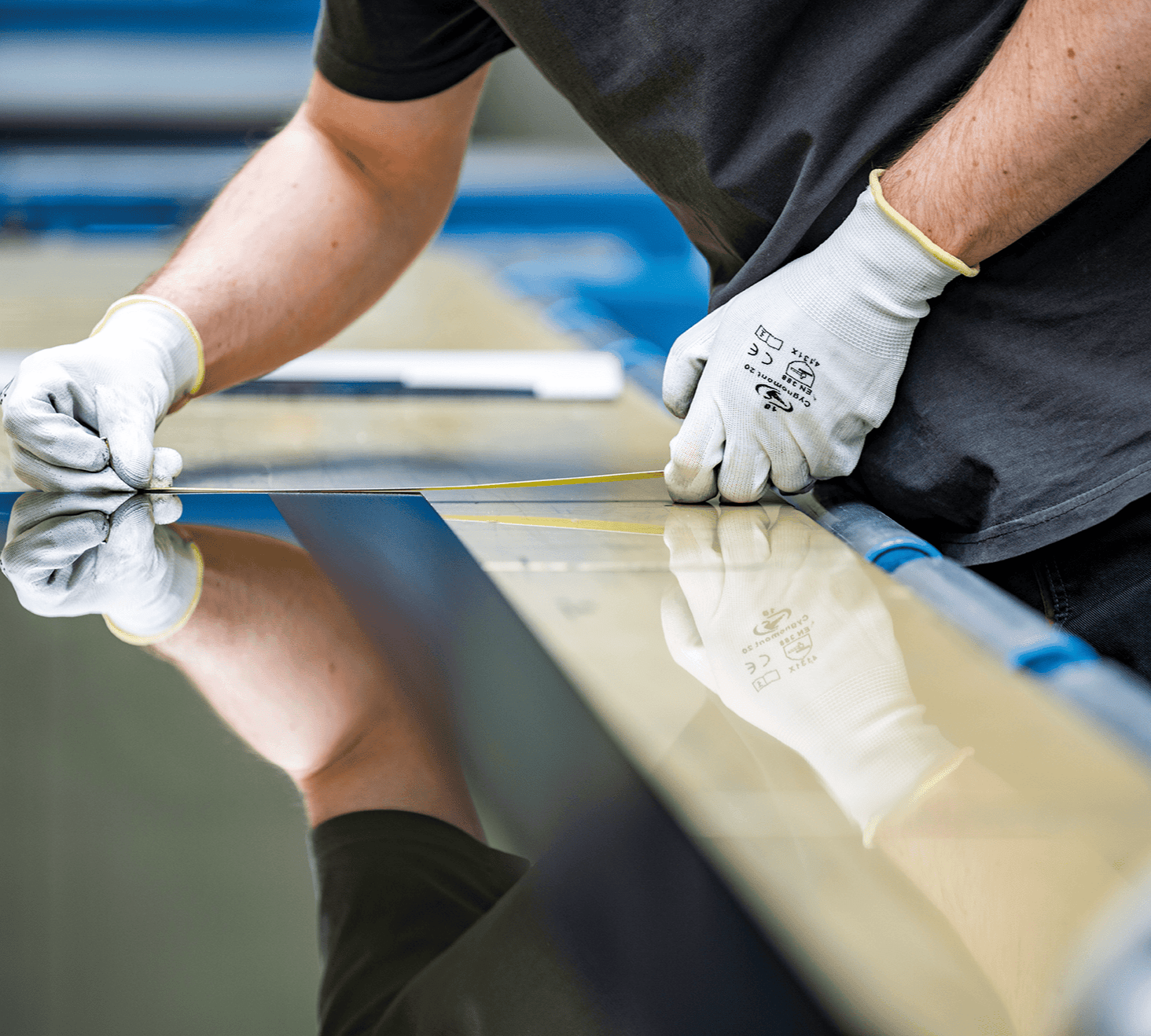 Mitarbeiter misst das Maschinenschutzglas