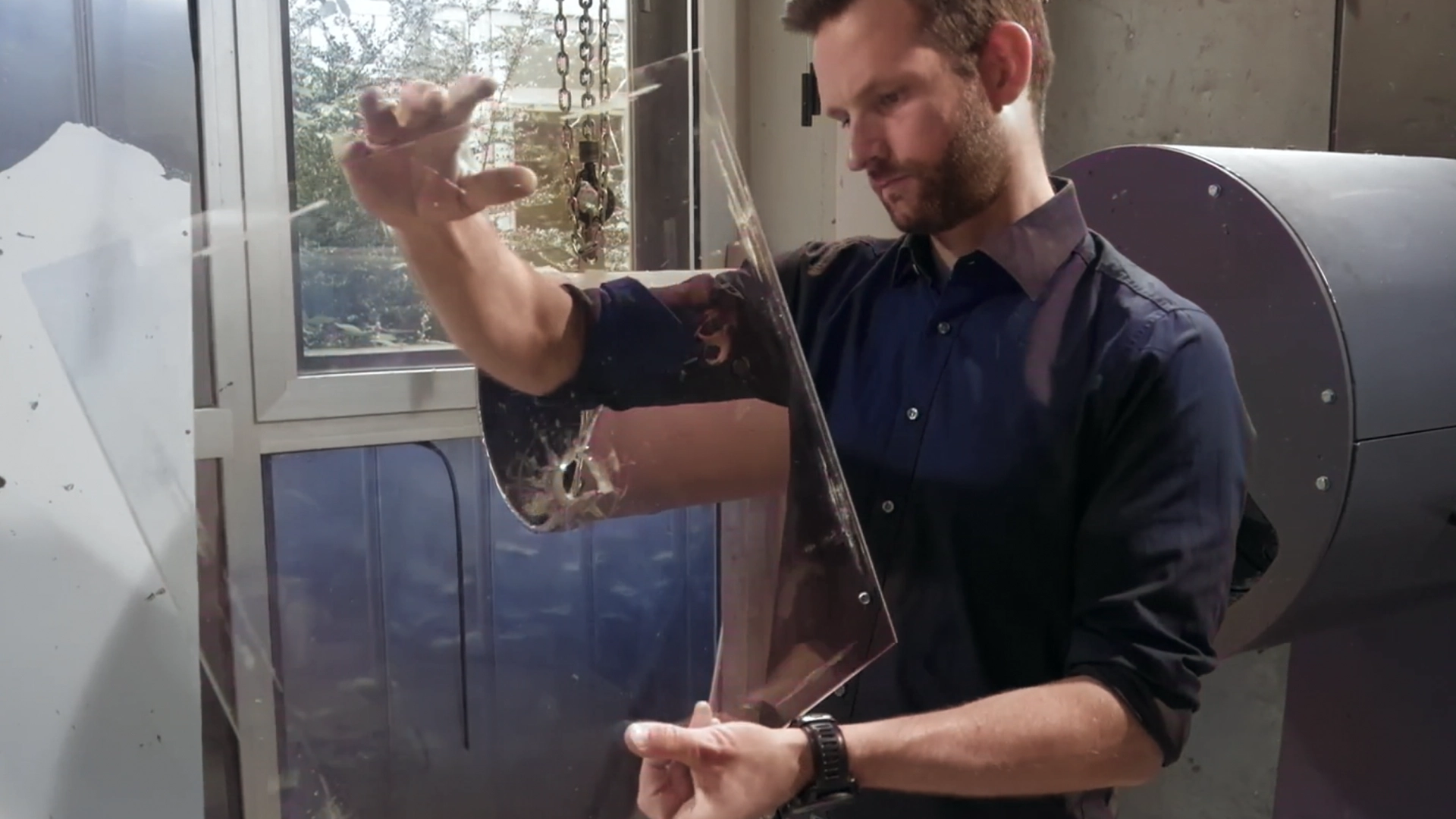 Maschinenschutzglas wird geprüft