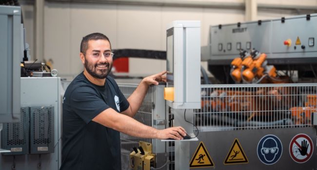 Mitarbeiter an einer Maschine