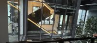 Verglastes Treppenhaus eines modernen Bürogebäudes 